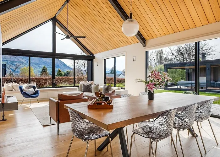 Holiday home Roys Peak House, Architectural Gem In