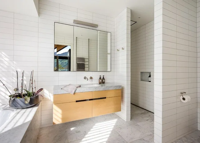 Roys Peak House, Architectural Gem In Holiday home *