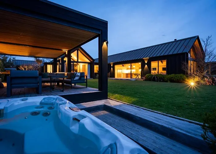 Roys Peak House, Architectural Gem In
