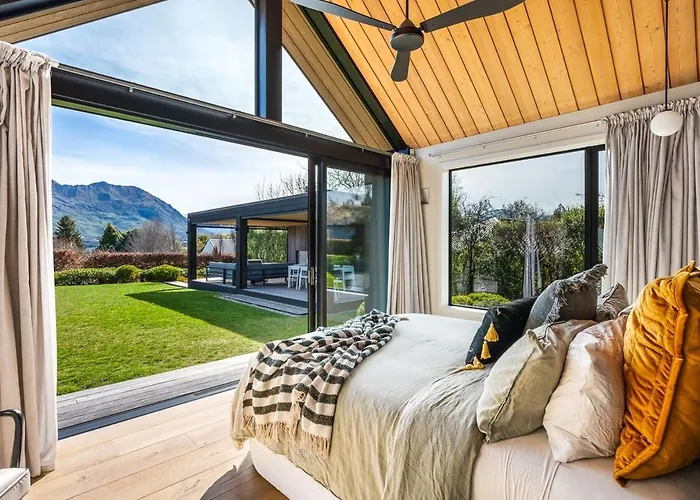 Roys Peak House, Architectural Gem In *