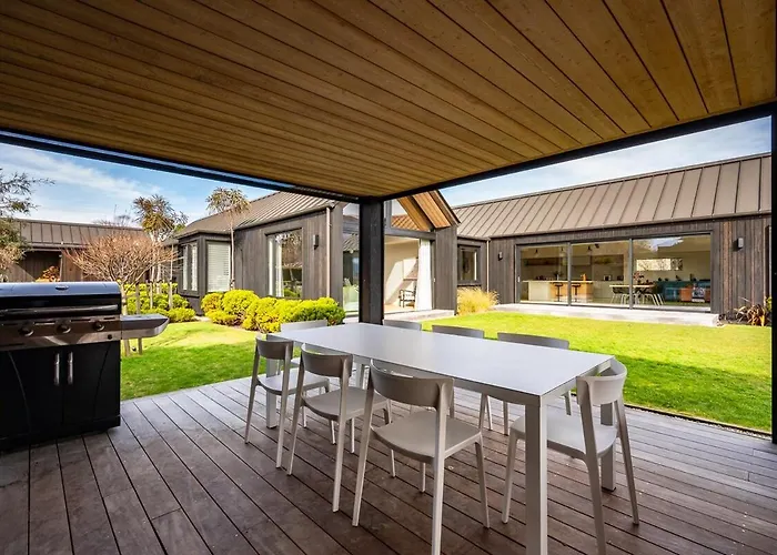Roys Peak House, Architectural Gem In