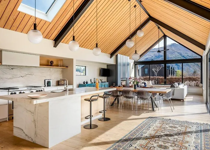 Holiday home Roys Peak House, Architectural Gem In