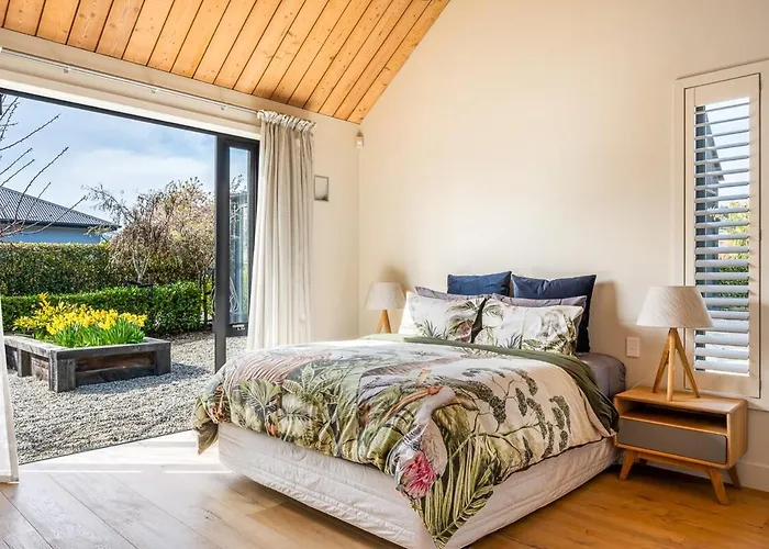 Roys Peak House, Architectural Gem In Holiday home Wanaka