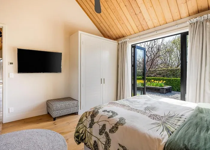 Roys Peak House, Architectural Gem In *