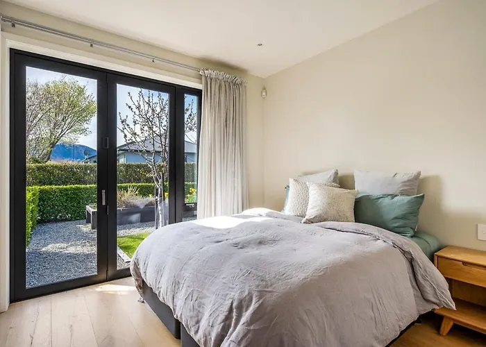 Roys Peak House, Architectural Gem In Holiday home