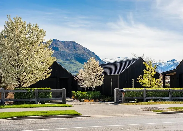 Roys Peak House, Architectural Gem In Holiday home