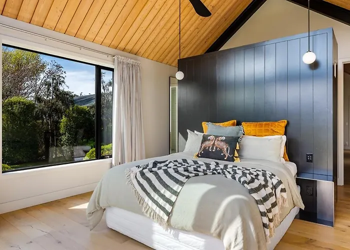Roys Peak House, Architectural Gem In *