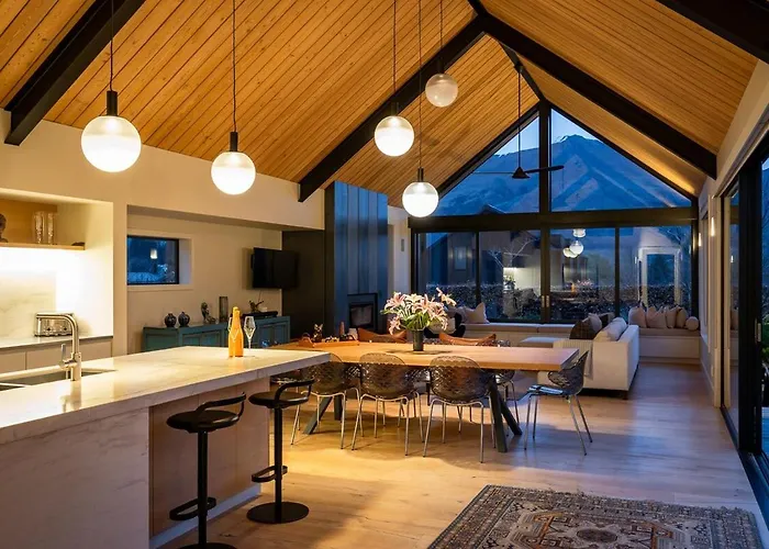 Holiday home Roys Peak House, Architectural Gem In