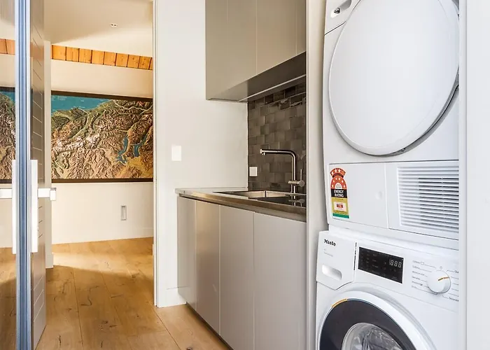 Holiday home Roys Peak House, Architectural Gem In