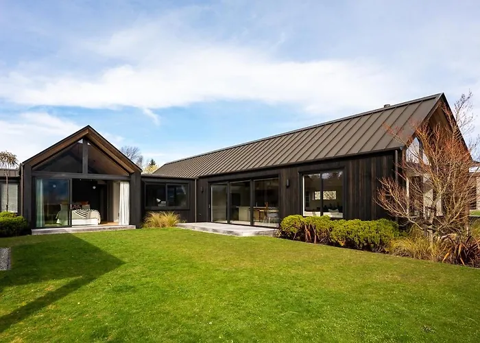 Roys Peak House, Architectural Gem In *