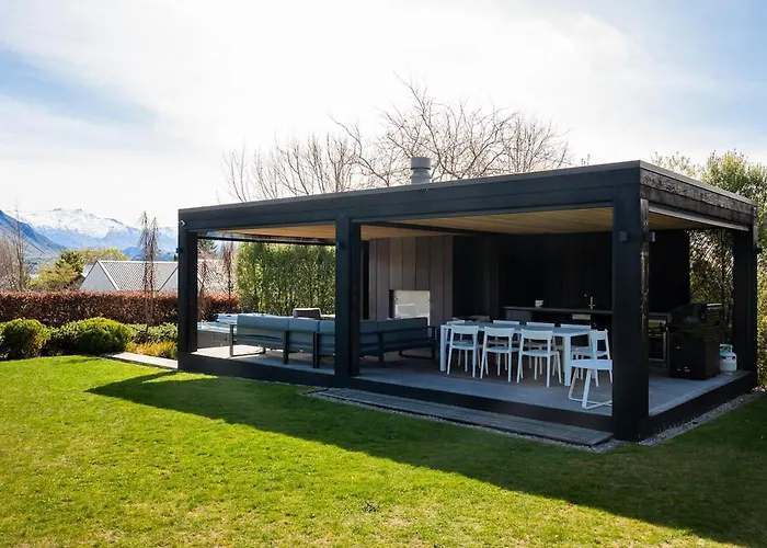 Holiday home Roys Peak House, Architectural Gem In